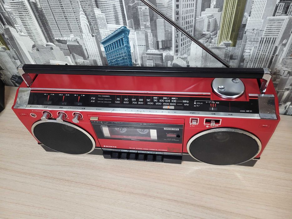 Магнитола  Hitachi  японец 100 вольт