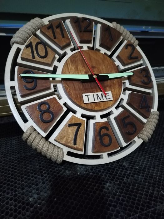 Продаются деревянные часы