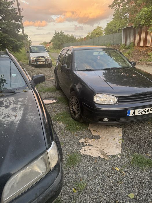 Два автомобила в движение