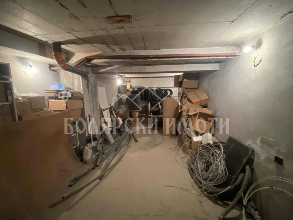 Тристаен апартамент в центъра с гараж