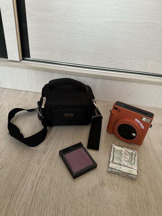Фотоаппарат INSTAX SQ1 за