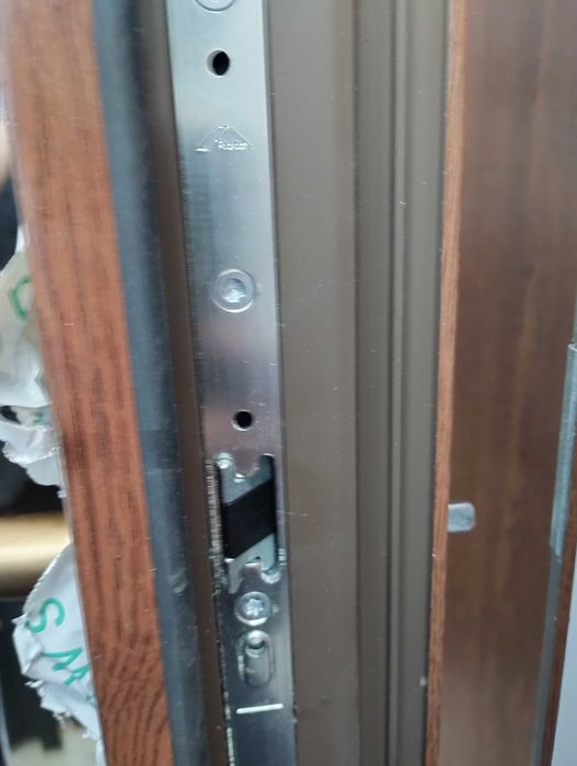 UȘA PVC SALAMANDER NUC DE EXTERIOR ,Deschidere stânga interior .