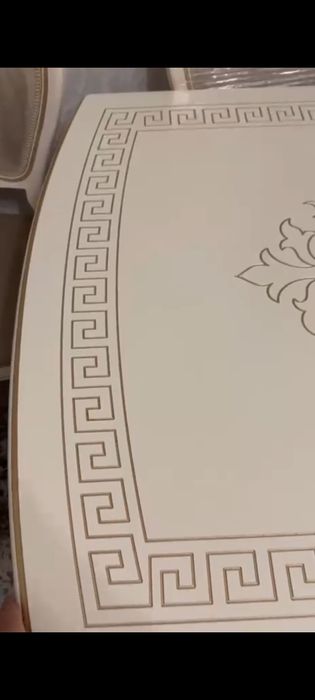 Гостиный стол и стулья