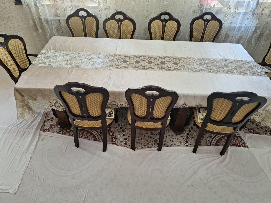 Стол с 12 стульями