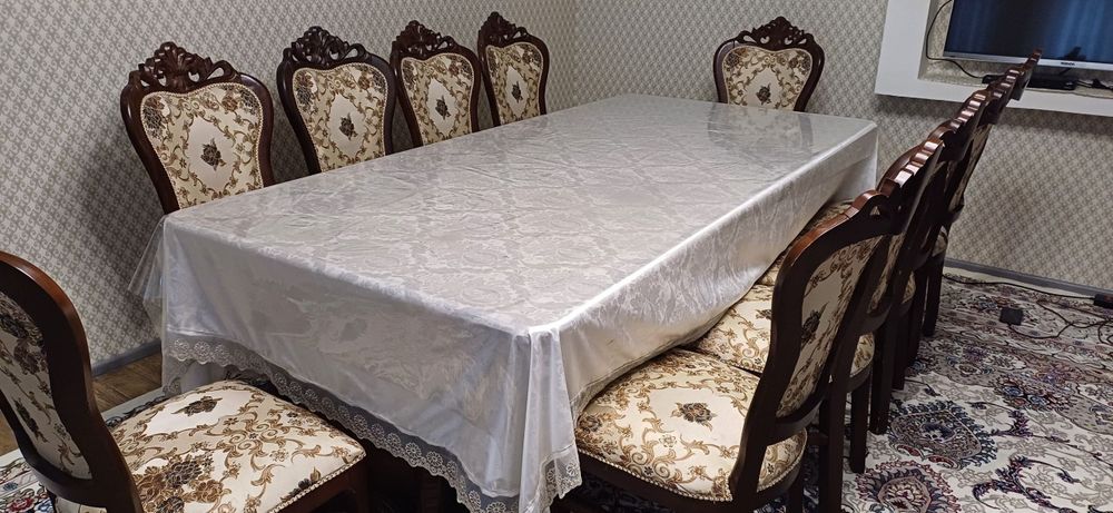 Стол и стулья для гостиной