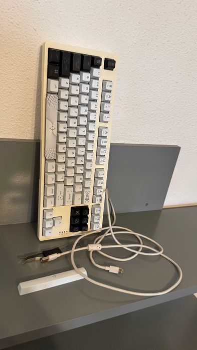 Tastatura Gaming Mecanica AQIRYS Aludra TKL, USB, Layout US, alb, folosită