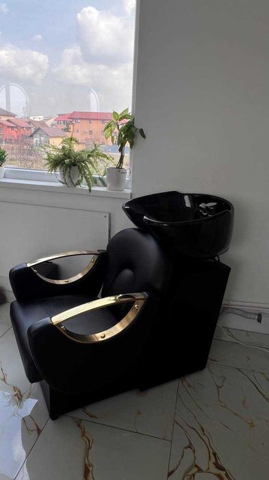 Închiriez de lucru pentru manichiură/coafură, cabinete în beauty salon