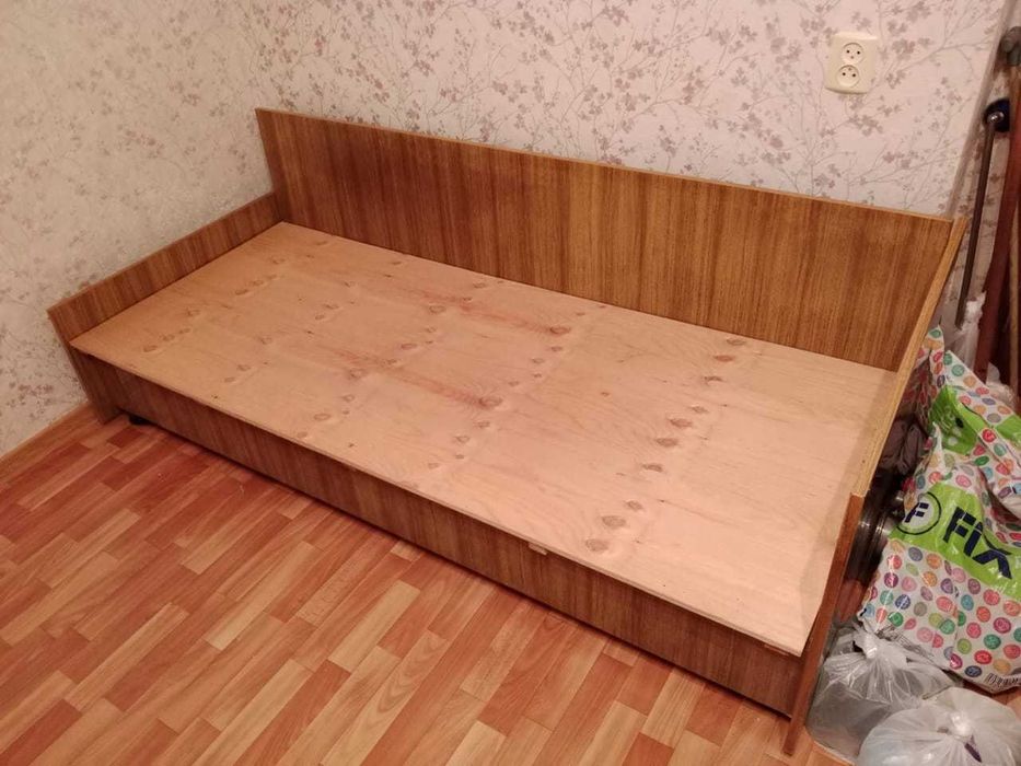 Продам тахту односпальную.