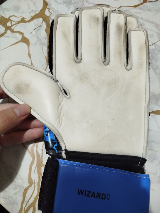 Продам вратарские перчатки