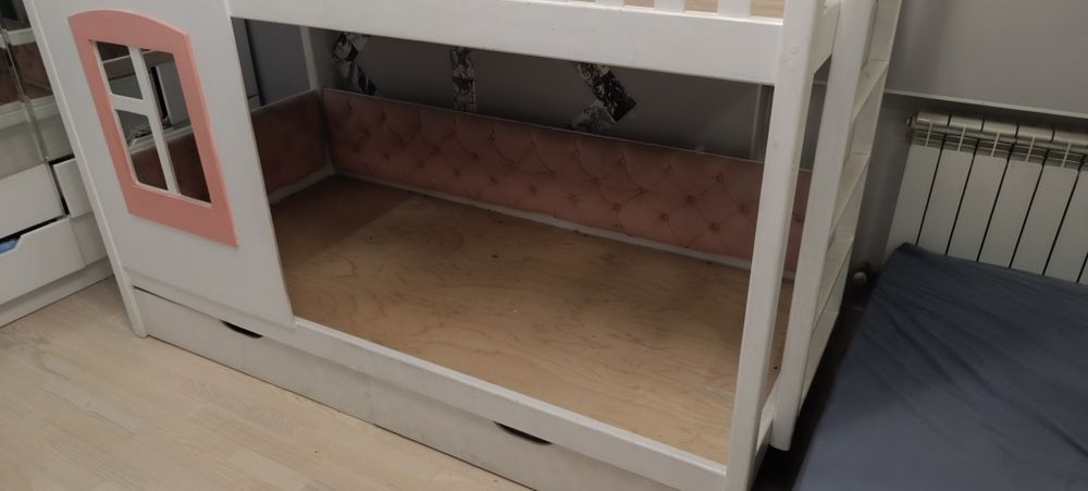 Двухэтажная кровать домик