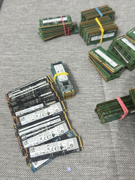 Ssd 256 , ram ddr 4 8 gb , ram ddr 3 8 gb ( sunt de laptop