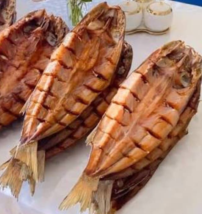 Продается копченая рыба.