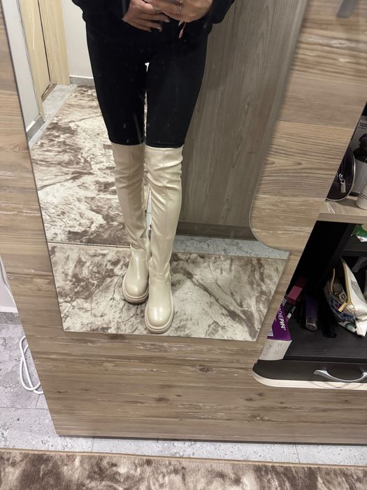 Високи над коляното ботуши цвят екрю