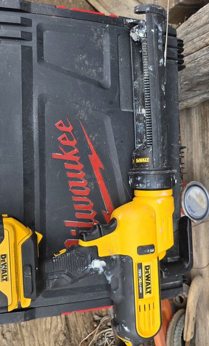 Pistol silicon dewalt dce560 cu acumulator 5 ah. An 2024