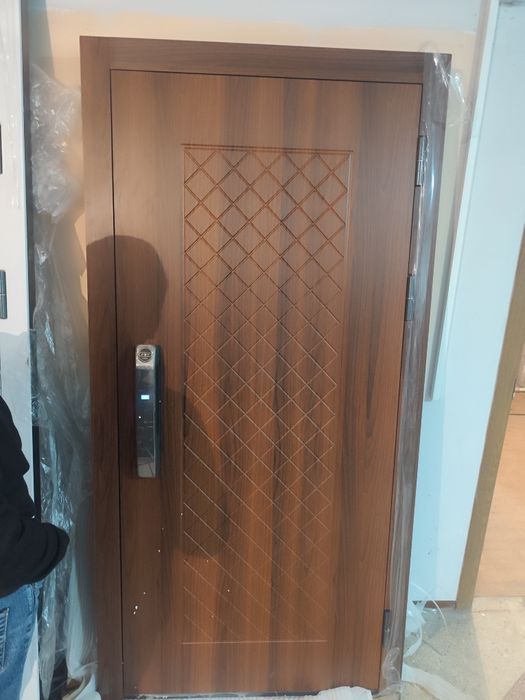 Дверь входная новая