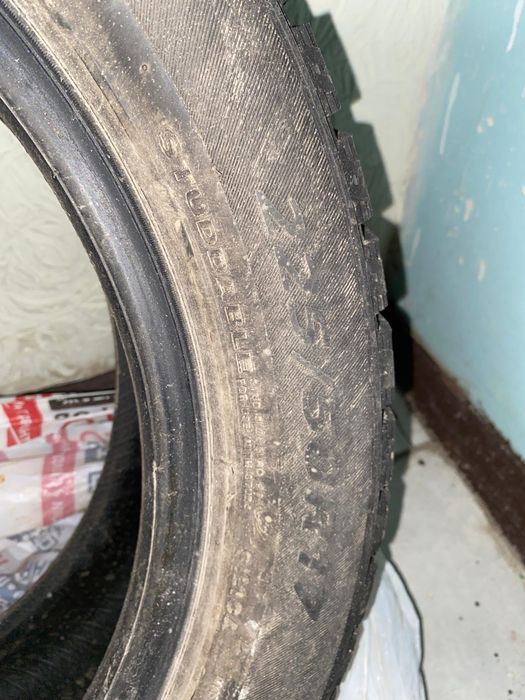 Зимние шины 17 размера. 2 штуки.