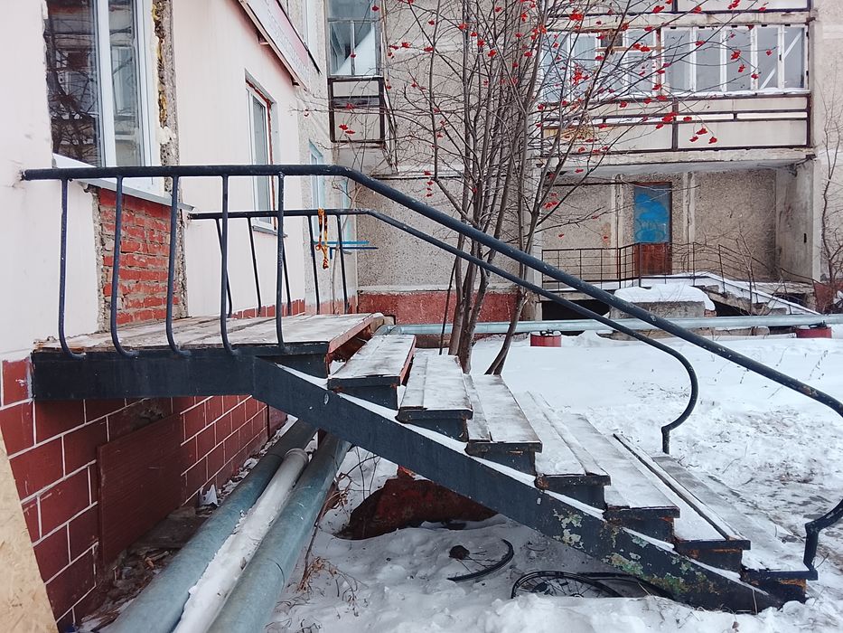 Продам металлическое крыльцо с площадкой