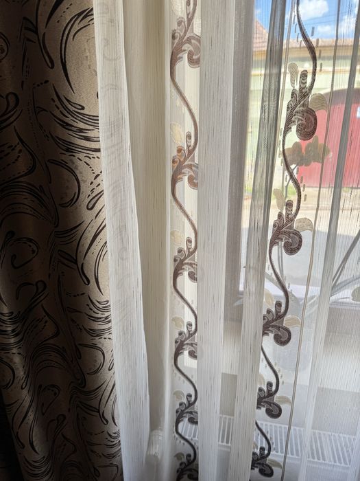 Perdea cu detalii maro