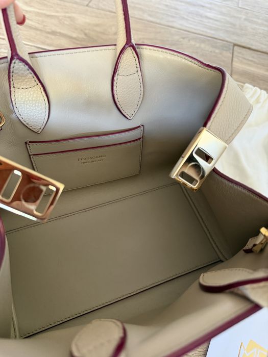 Чанта Ferragamo Hug