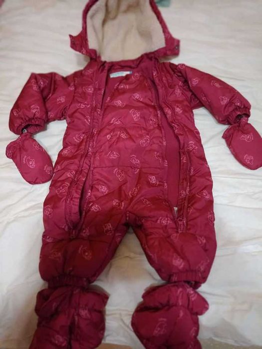 Salopeta de iarna bebe cu glugă ,mănuși și botoșei detașabilă.