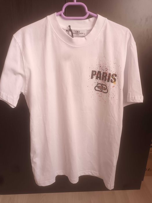 Tricouri de vanzare.