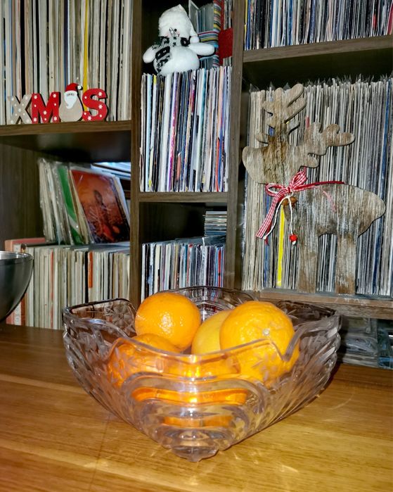 Кристална фруктиера тежка масивна с деликатни флорални гравюри красива