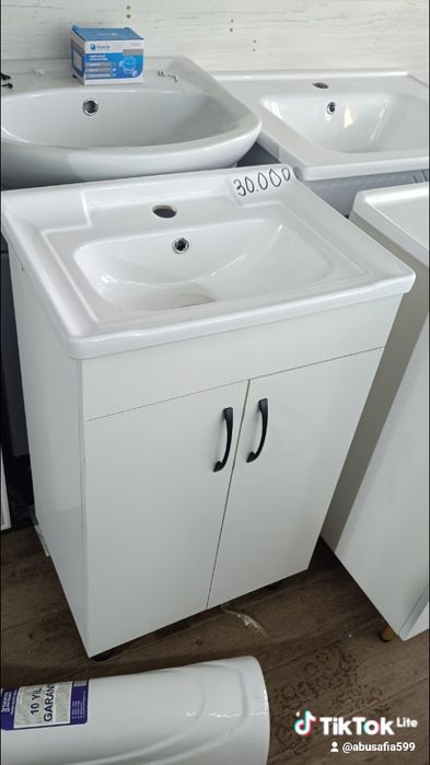 Раковина тумба унитаз ванна