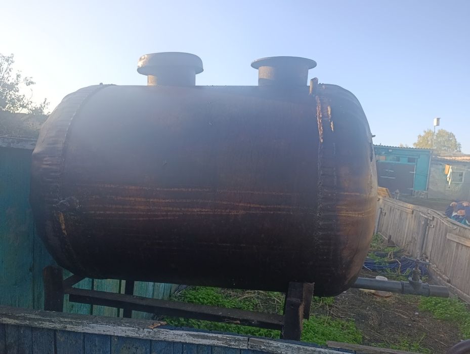 продам емкости 3 и 1,5 куба
