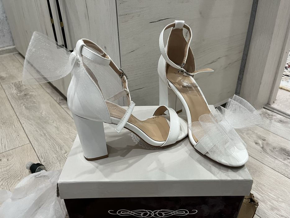 Босоножки белые.