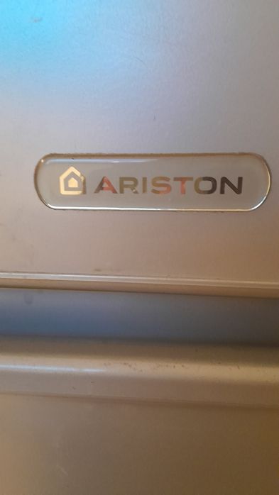 Холодильник  Аристон