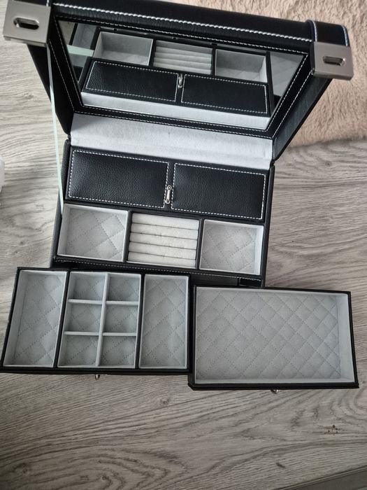 Caseta de bijuterii din piele