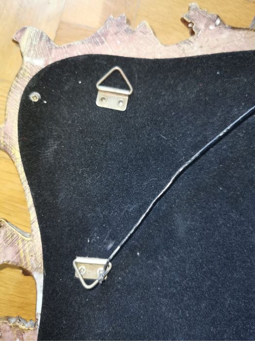 Огледало с височина 45 см и ширина 35 см супер стилно с гръб от плюш