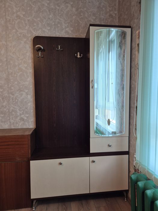 Портманто с шкафчета за обувки ,рафтове  и чекмедже.