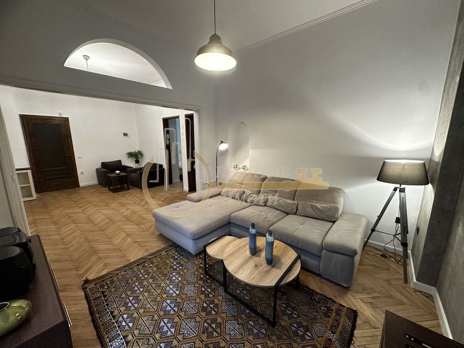 Дава се под наем Тристаен апартамент в София, Център - 120 кв.м за 947.58 € - Снимка #1