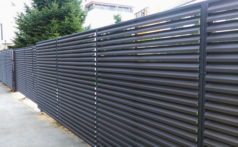 Garduri si porti din panouri stil jaluzele, sipca metalica, tabla cutata, plasa bordurata, fier forjat, BCA sau beton si alte modele disponibile