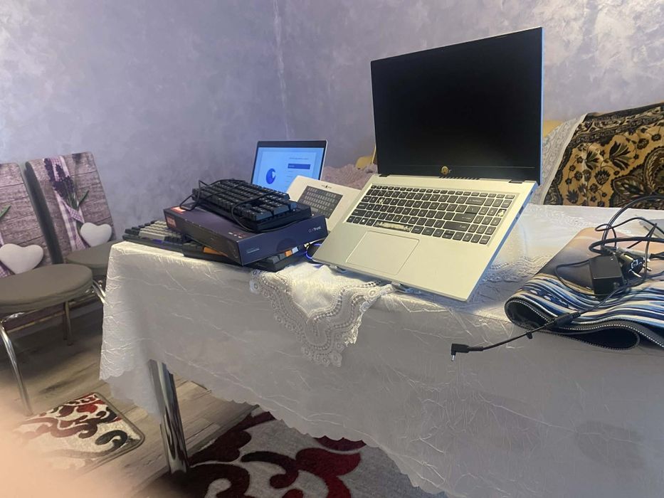 Vând 2 laptopuri 3 tastaturi mousepad mouse suport laptop