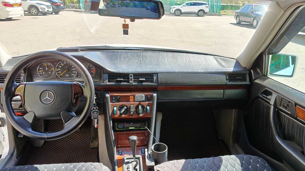 Mercedes E220 (w124)