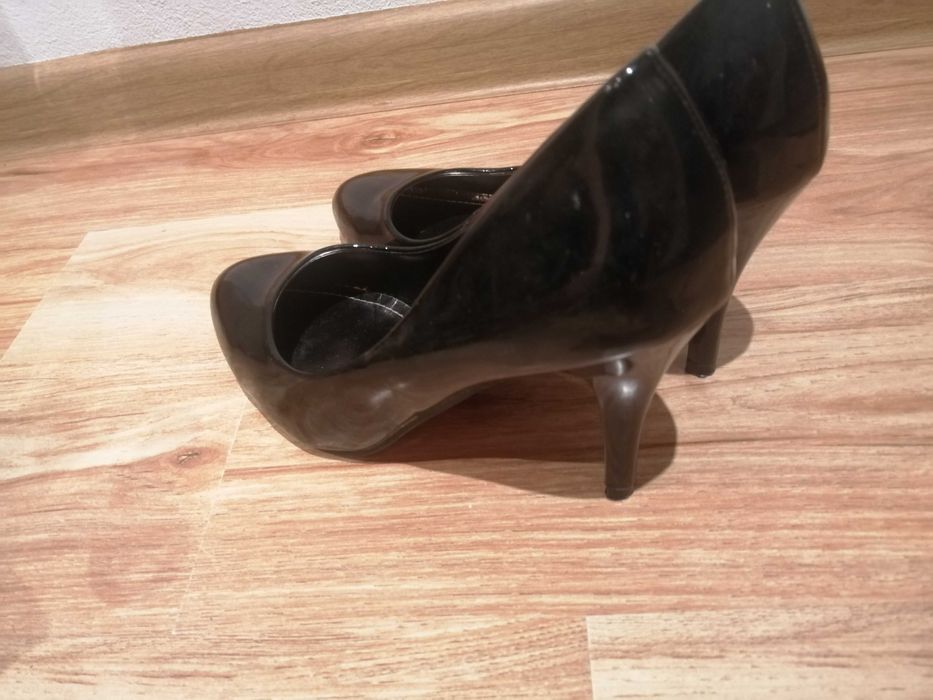 Pantofi aspect lac, mărime 39.