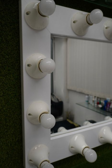 Огледало с осветление за грим