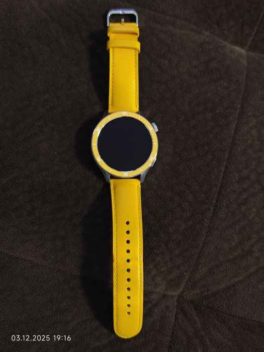 Huawei watch S4, silver and yellow