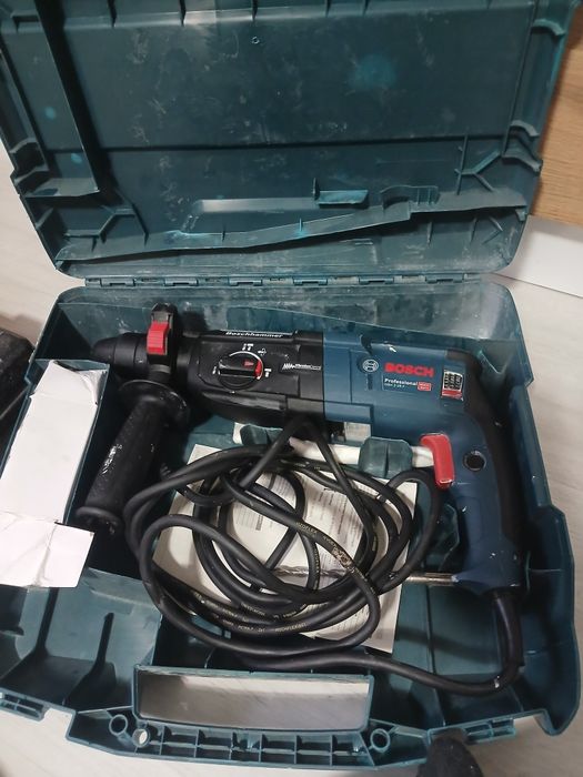Перфоратор на Бош GBH 2 28 F  много добро състояние със резервна глава