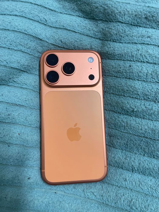 Iphone 17 pro cosmic orange