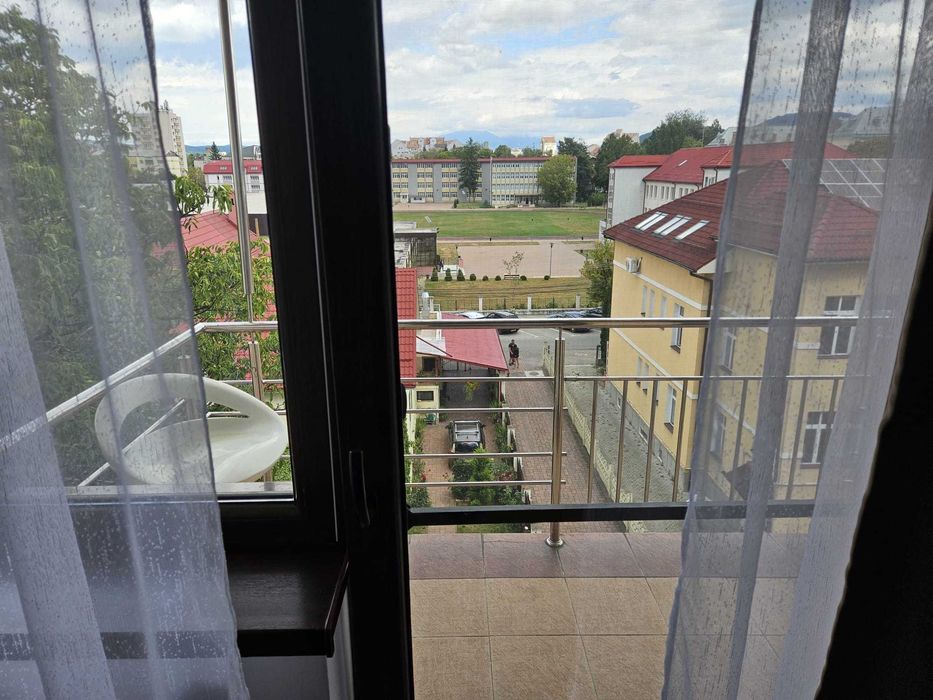 închiriez apartament 3 camere, ultracentral str. Zimbrului nr. 7