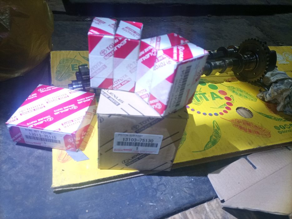 Распредвал 2шт тойота прадо 2 .7  2TR мотор