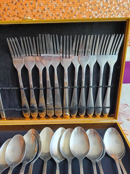 Набор столовых приборов.