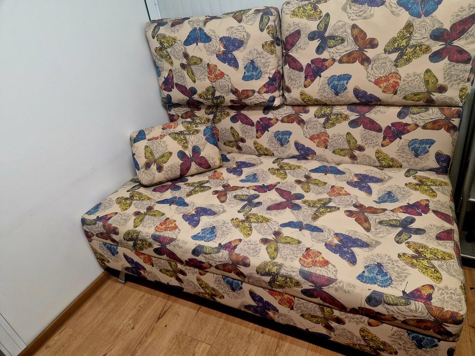 Поръчков диван с пеперуди
