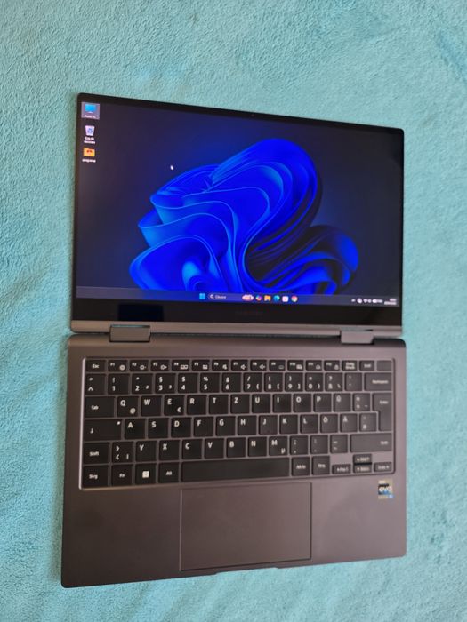 Galaxy Book 2 Pro 360  / OLED / TOUCH 13,3  / 8GB DDR5 . I5 1240P / iris XE  (1kg )