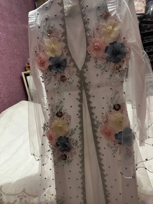 Ansambil to'ni kelinlar uchun to'nidan tashqari bazasi bilan birga