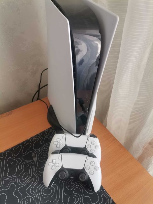 PlayStation 5, 3 игры и 2 джостика