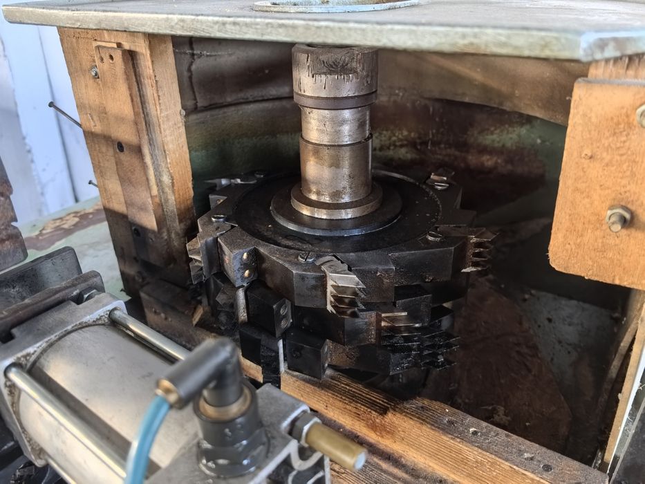 Фреза с цирку за клинозъбно и дървена дограма